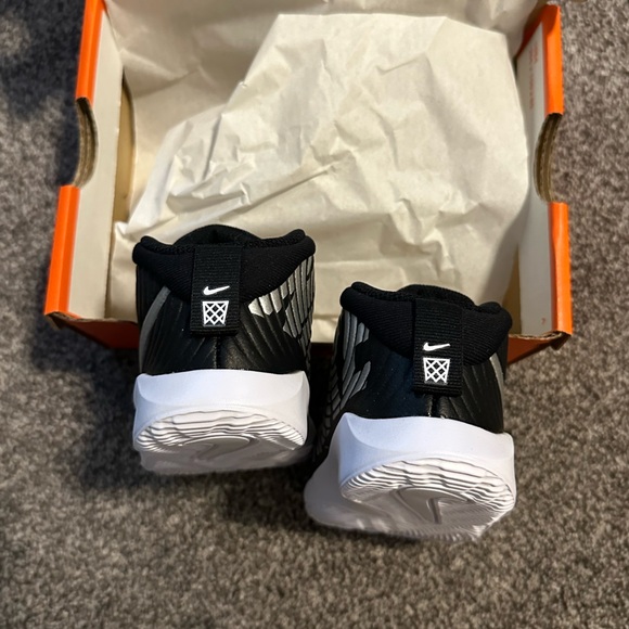 NWT Nike Team Hustle Shoes Size 7c - Picture 7 of 10